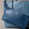 Borsa tote piccola con logo emblema su tutta la superficie e tasca interna Borsa tote piccola con logo emblema su tutta la superficie e tasca interna