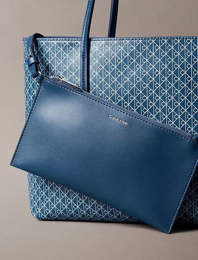 Borsa tote piccola con logo emblema su tutta la superficie e tasca interna Borsa tote piccola con logo emblema su tutta la superficie e tasca interna