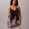 Borsa tote piccola con logo emblema su tutta la superficie e tasca interna Borsa tote piccola con logo emblema su tutta la superficie e tasca interna