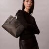 Borsa tote piccola con logo emblema su tutta la superficie e tasca interna Borsa tote piccola con logo emblema su tutta la superficie e tasca interna