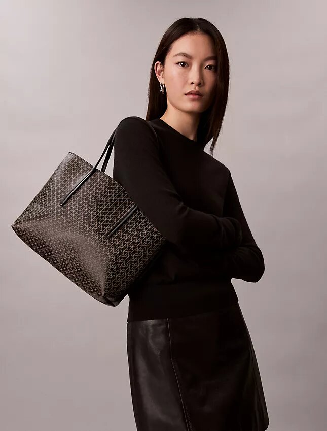 Borsa tote piccola con logo emblema su tutta la superficie e tasca interna Borsa tote piccola con logo emblema su tutta la superficie e tasca interna