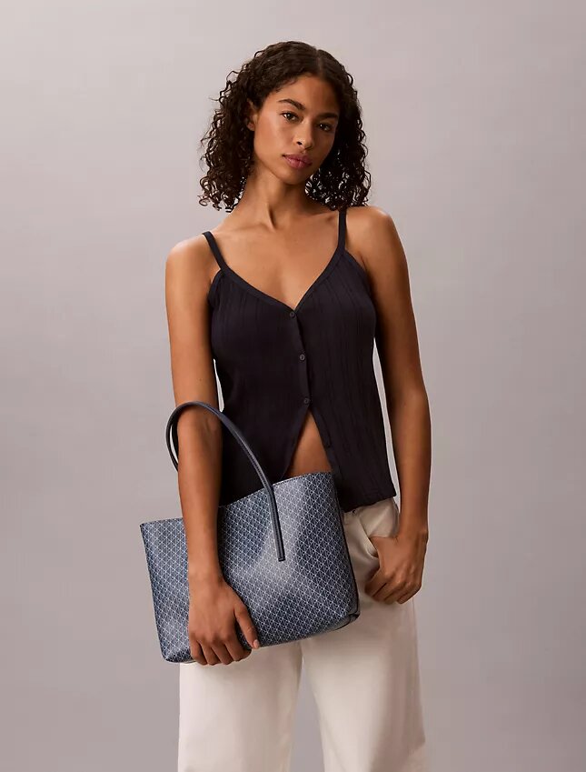 Borsa tote piccola con logo emblema su tutta la superficie e tasca interna Borsa tote piccola con logo emblema su tutta la superficie e tasca interna