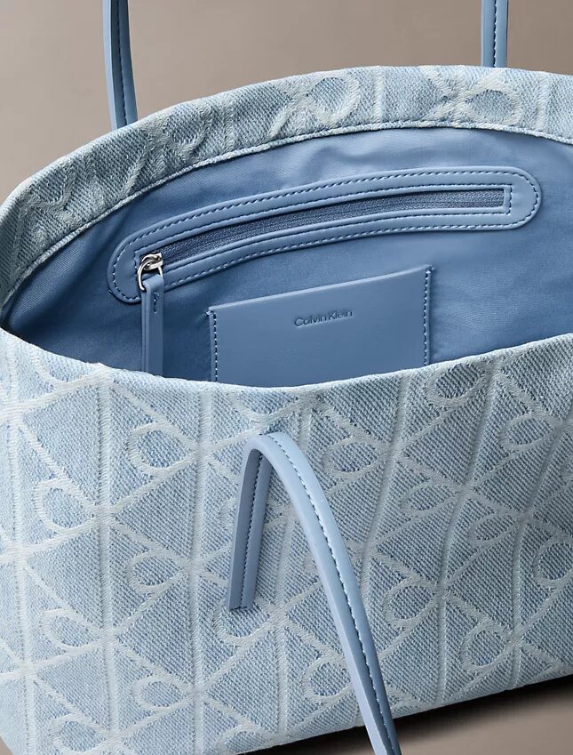 Borsa tote piccola in Denim con logo Emblem su tutta la superficie Borsa tote piccola in Denim con logo Emblem su tutta la superficie