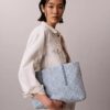 Borsa tote piccola in Denim con logo Emblem su tutta la superficie Borsa tote piccola in Denim con logo Emblem su tutta la superficie