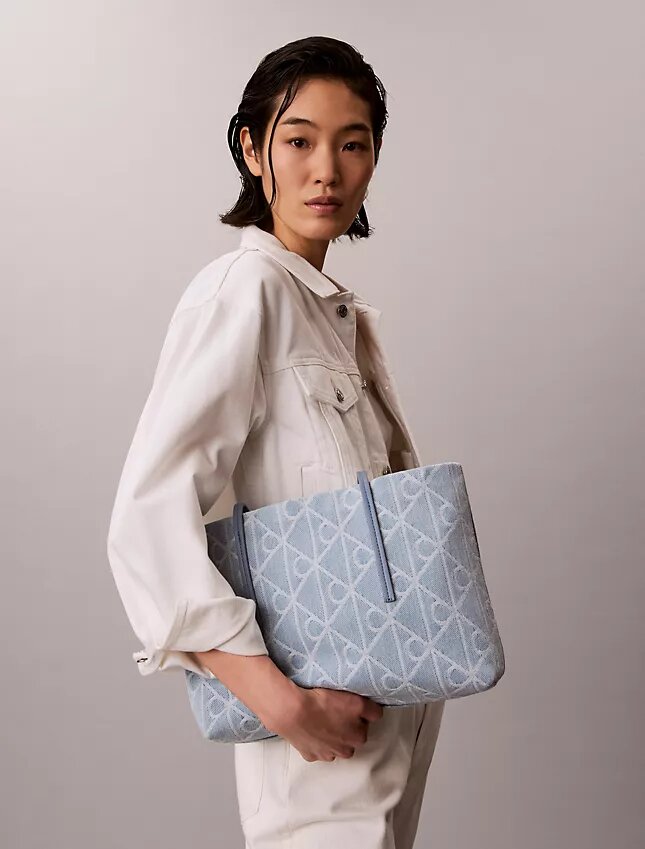 Borsa tote piccola in Denim con logo Emblem su tutta la superficie Borsa tote piccola in Denim con logo Emblem su tutta la superficie