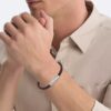 Bracciale in pelle con targhetta identificativa smussata