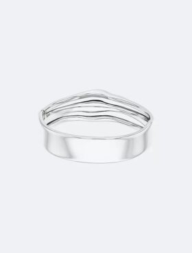 Bracciale rigido con forma fluida e scultorea
