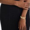Bracciale rigido con forma fluida e scultorea