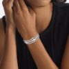 Bracciale rigido con forma fluida e scultorea