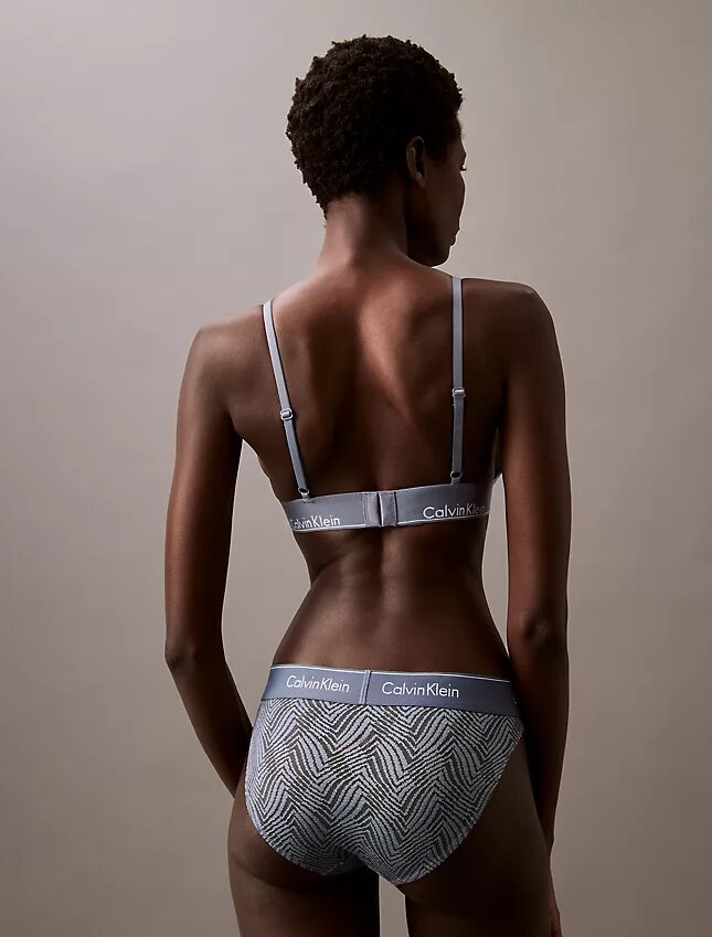 Bralette triangolare leggermente foderata in pizzo moderno Bralette triangolare leggermente foderata in pizzo moderno