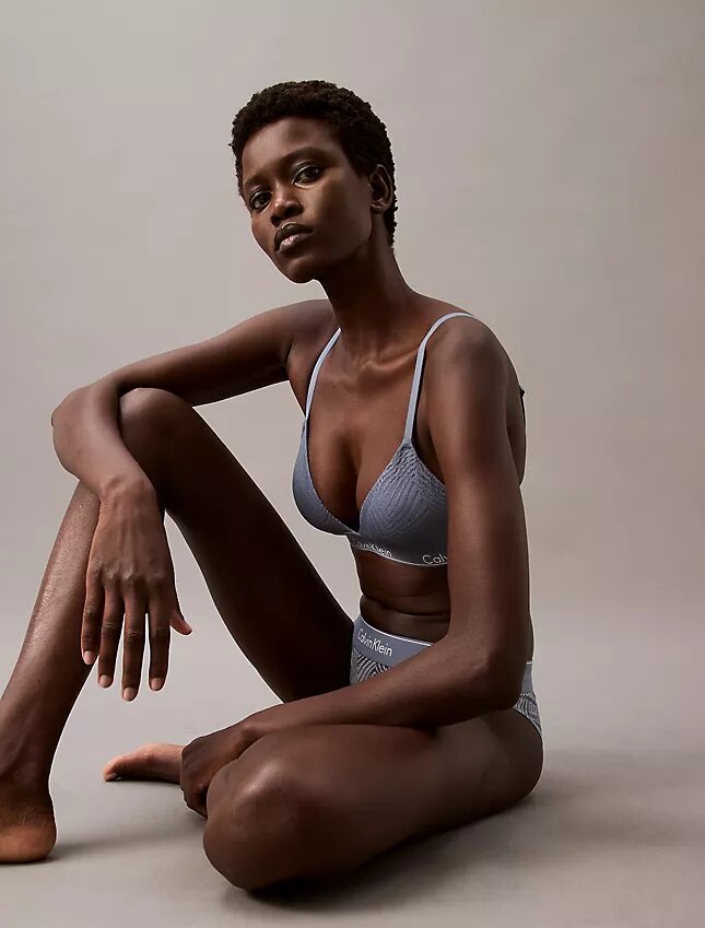 Bralette triangolare leggermente foderata in pizzo moderno Bralette triangolare leggermente foderata in pizzo moderno
