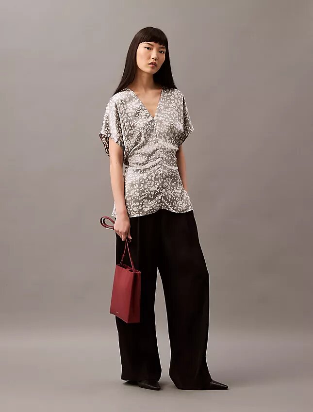 Camicetta in raso stropicciato stampato Camicetta in raso stropicciato stampato
