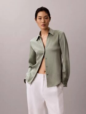 Camicia aderente in raso martellato
