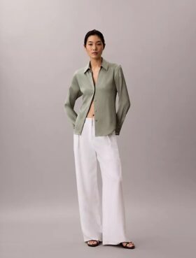 Camicia aderente in raso martellato