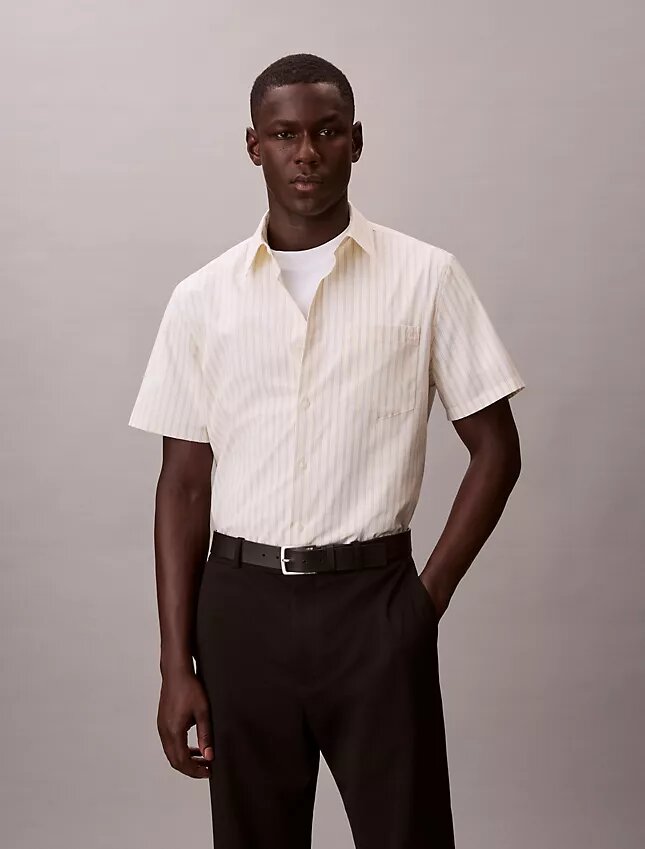 Camicia button-down a maniche corte in cotone elasticizzato a righe Camicia button-down a maniche corte in cotone elasticizzato a righe