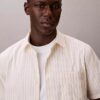 Camicia button-down a maniche corte in cotone elasticizzato a righe Camicia button-down a maniche corte in cotone elasticizzato a righe