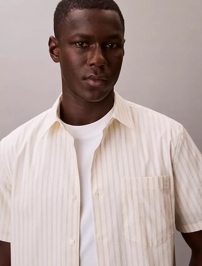 Camicia button-down a maniche corte in cotone elasticizzato a righe Camicia button-down a maniche corte in cotone elasticizzato a righe