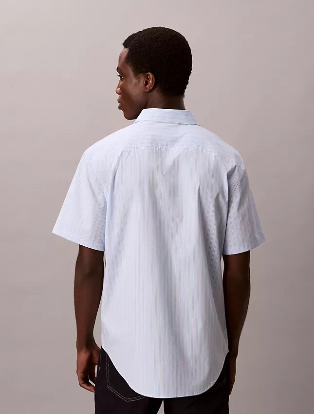 Camicia button-down a maniche corte in cotone elasticizzato a righe Camicia button-down a maniche corte in cotone elasticizzato a righe
