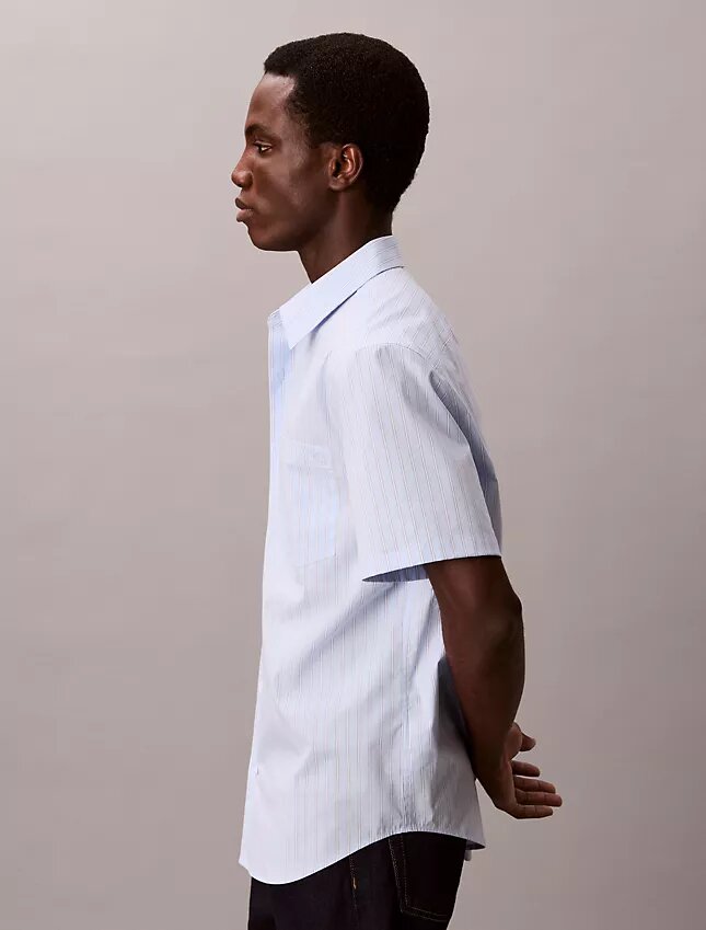 Camicia button-down a maniche corte in cotone elasticizzato a righe Camicia button-down a maniche corte in cotone elasticizzato a righe