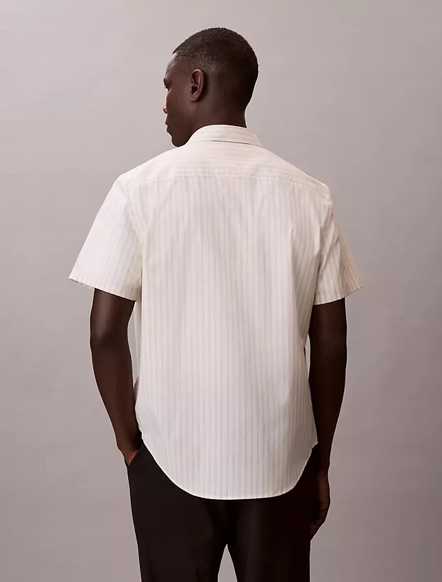 Camicia button-down a maniche corte in cotone elasticizzato a righe Camicia button-down a maniche corte in cotone elasticizzato a righe