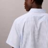 Camicia button-down a maniche corte in cotone elasticizzato a righe Camicia button-down a maniche corte in cotone elasticizzato a righe