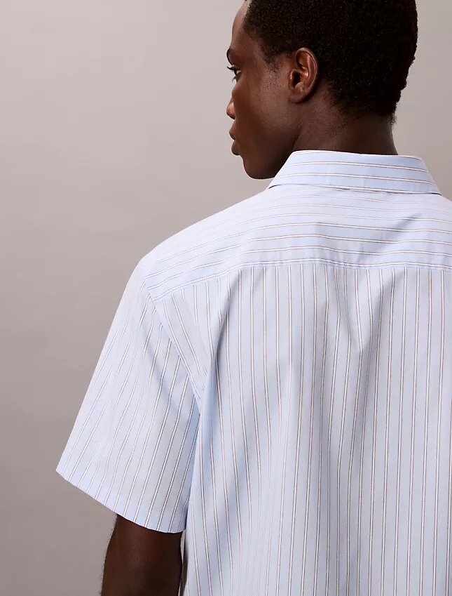 Camicia button-down a maniche corte in cotone elasticizzato a righe Camicia button-down a maniche corte in cotone elasticizzato a righe