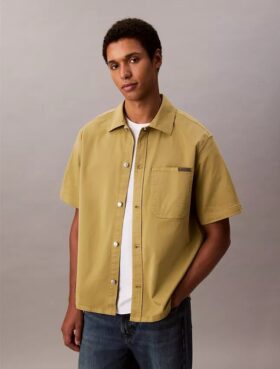 Camicia button-down comoda e versatile