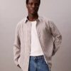 Camicia button-down dal taglio morbido a righe in misto viscosa e nylon Camicia button-down dal taglio morbido a righe in misto viscosa e nylon