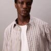 Camicia button-down dal taglio morbido a righe in misto viscosa e nylon Camicia button-down dal taglio morbido a righe in misto viscosa e nylon
