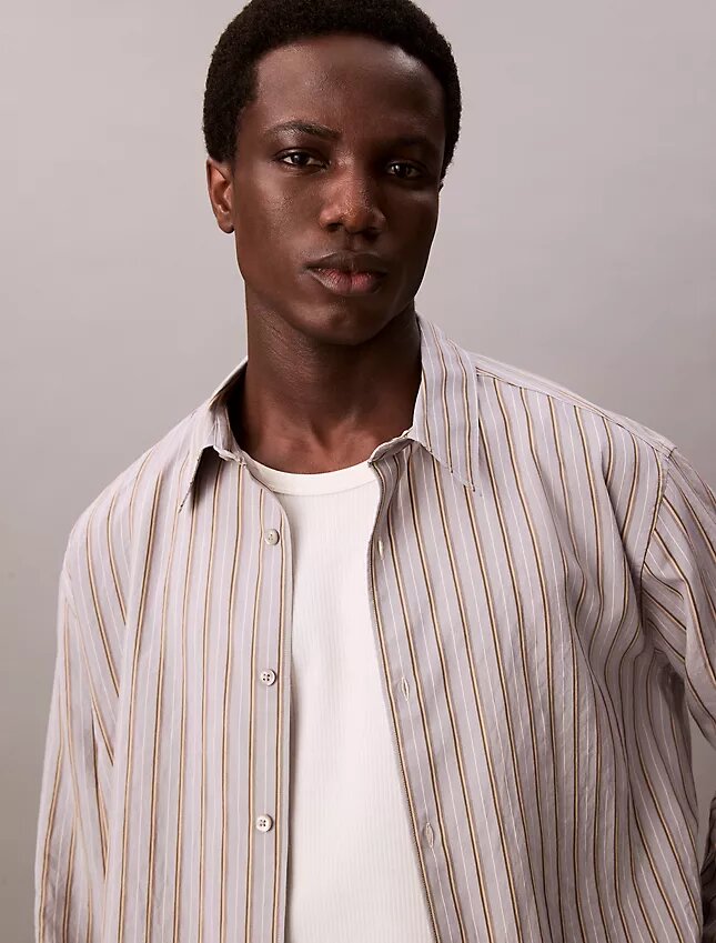 Camicia button-down dal taglio morbido a righe in misto viscosa e nylon Camicia button-down dal taglio morbido a righe in misto viscosa e nylon