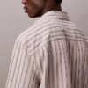 Camicia button-down dal taglio morbido a righe in misto viscosa e nylon Camicia button-down dal taglio morbido a righe in misto viscosa e nylon