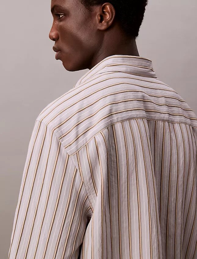 Camicia button-down dal taglio morbido a righe in misto viscosa e nylon Camicia button-down dal taglio morbido a righe in misto viscosa e nylon