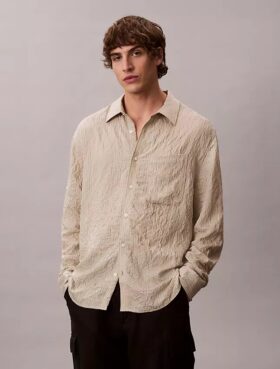 Camicia button-down dalla vestibilità comoda con righe stinte in filo e effetto stropicciato
