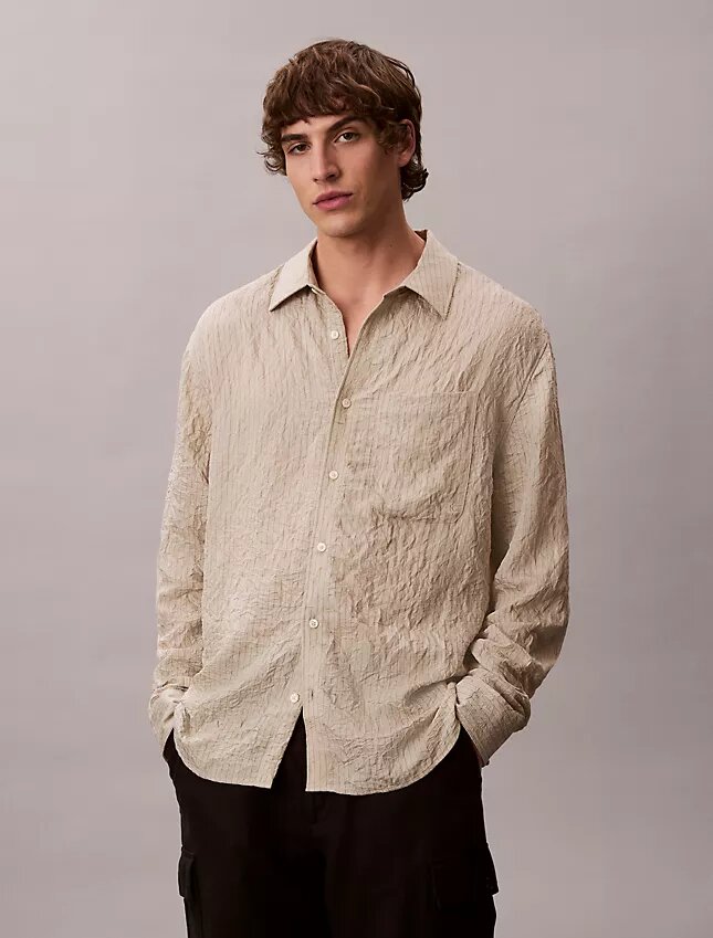 Camicia button-down dalla vestibilità comoda con righe stinte in filo e effetto stropicciato Camicia button-down dalla vestibilità comoda con righe stinte in filo e effetto stropicciato