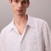 Camicia button-down dalla vestibilità comoda con righe stinte in filo e effetto stropicciato Camicia button-down dalla vestibilità comoda con righe stinte in filo e effetto stropicciato