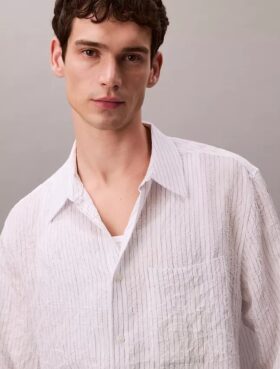 Camicia button-down dalla vestibilità comoda con righe stinte in filo e effetto stropicciato