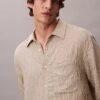 Camicia button-down dalla vestibilità comoda con righe stinte in filo e effetto stropicciato Camicia button-down dalla vestibilità comoda con righe stinte in filo e effetto stropicciato