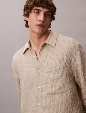 Camicia button-down dalla vestibilità comoda con righe stinte in filo e effetto stropicciato