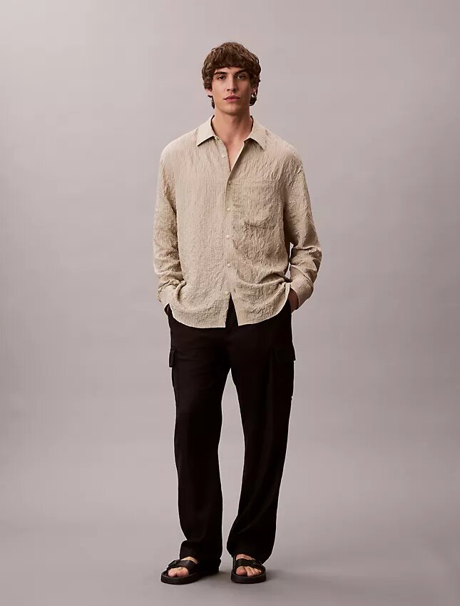 Camicia button-down dalla vestibilità comoda con righe stinte in filo e effetto stropicciato Camicia button-down dalla vestibilità comoda con righe stinte in filo e effetto stropicciato