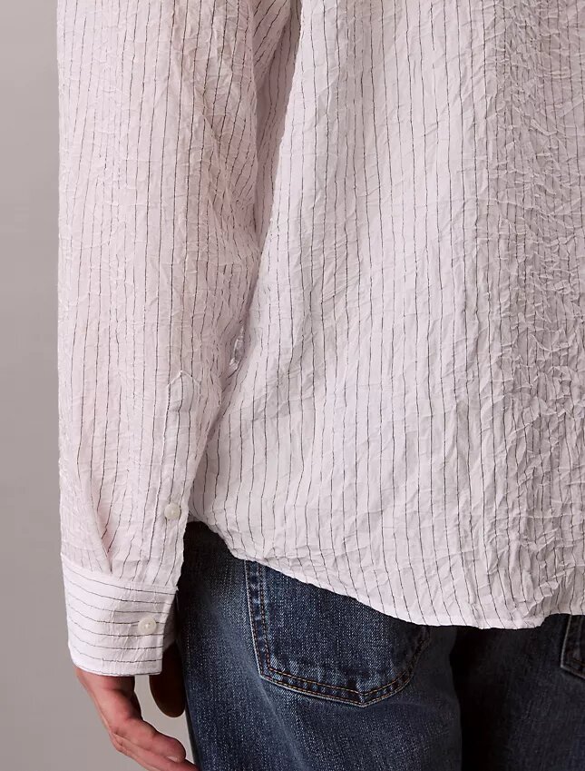 Camicia button-down dalla vestibilità comoda con righe stinte in filo e effetto stropicciato Camicia button-down dalla vestibilità comoda con righe stinte in filo e effetto stropicciato