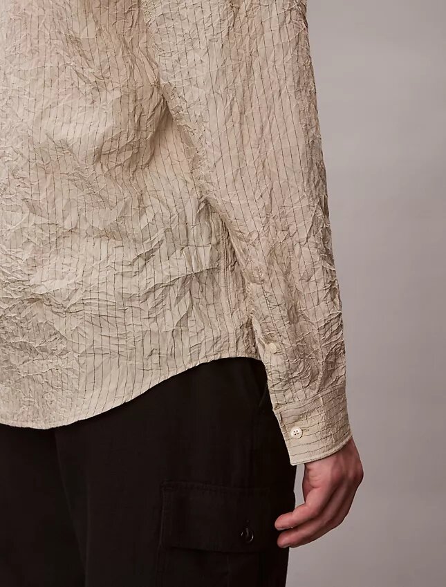 Camicia button-down dalla vestibilità comoda con righe stinte in filo e effetto stropicciato Camicia button-down dalla vestibilità comoda con righe stinte in filo e effetto stropicciato