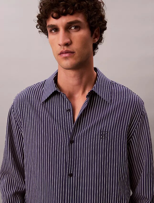 Camicia button-down dalla vestibilità comoda in misto viscosa a righe Camicia button-down dalla vestibilità comoda in misto viscosa a righe