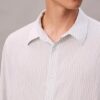 Camicia button-down dalla vestibilità comoda in misto viscosa a righe Camicia button-down dalla vestibilità comoda in misto viscosa a righe
