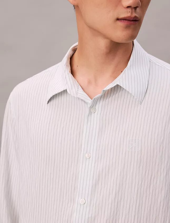Camicia button-down dalla vestibilità comoda in misto viscosa a righe Camicia button-down dalla vestibilità comoda in misto viscosa a righe