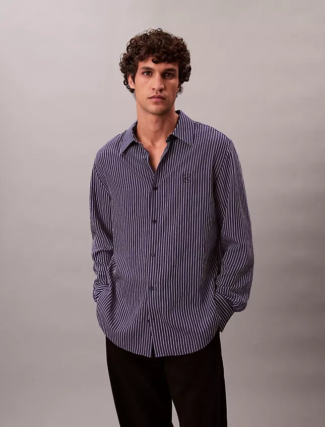 Camicia button-down dalla vestibilità comoda in misto viscosa a righe Camicia button-down dalla vestibilità comoda in misto viscosa a righe