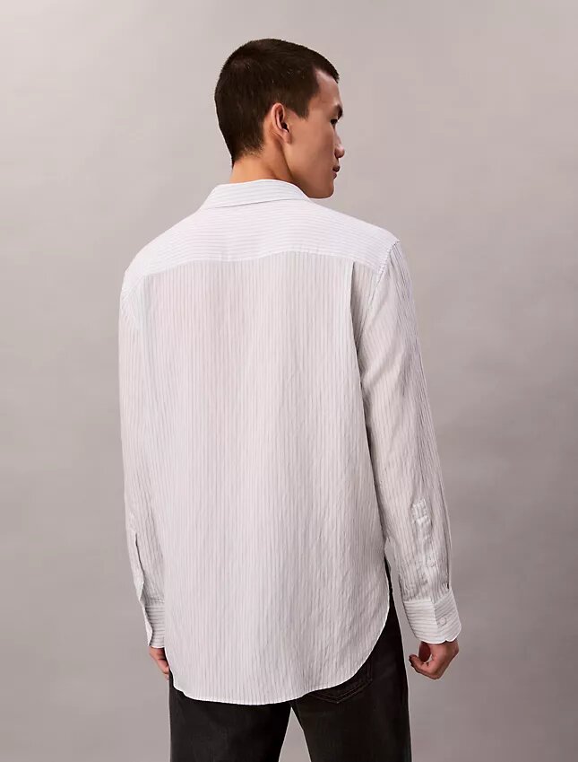 Camicia button-down dalla vestibilità comoda in misto viscosa a righe Camicia button-down dalla vestibilità comoda in misto viscosa a righe