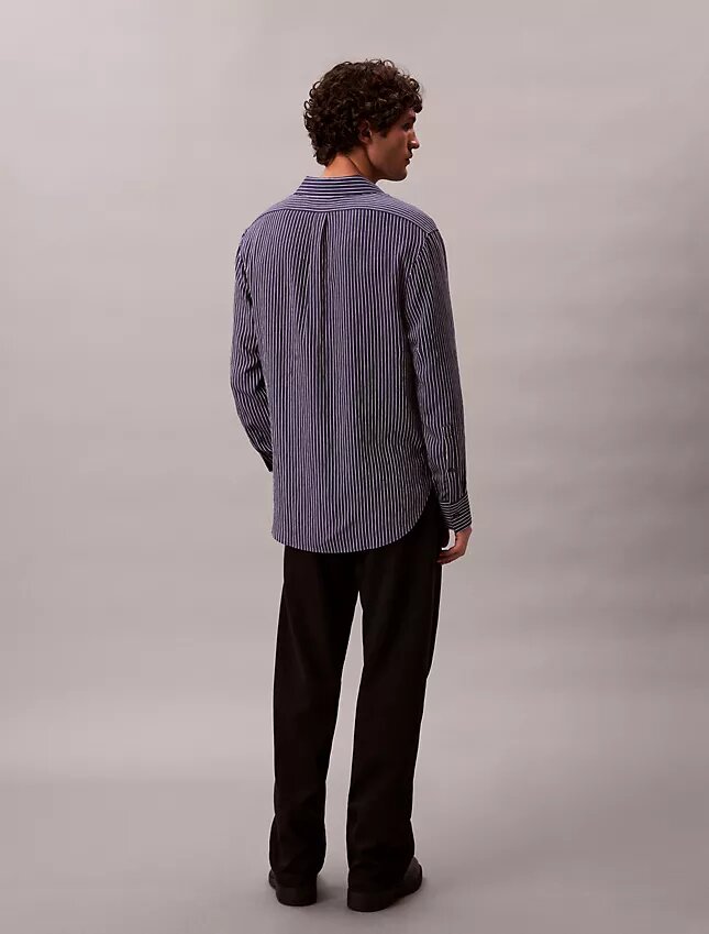 Camicia button-down dalla vestibilità comoda in misto viscosa a righe Camicia button-down dalla vestibilità comoda in misto viscosa a righe