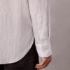 Camicia button-down dalla vestibilità comoda in misto viscosa a righe Camicia button-down dalla vestibilità comoda in misto viscosa a righe