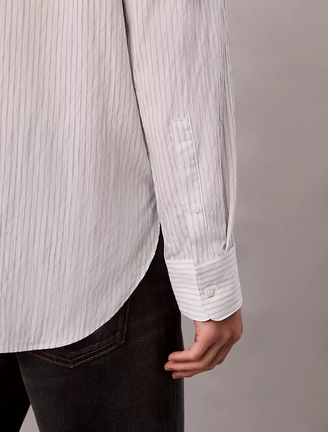 Camicia button-down dalla vestibilità comoda in misto viscosa a righe Camicia button-down dalla vestibilità comoda in misto viscosa a righe