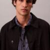 Camicia button-down dalla vestibilità comoda in misto viscosa a righe Camicia button-down dalla vestibilità comoda in misto viscosa a righe